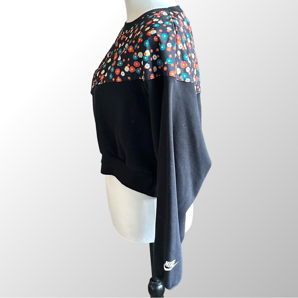 Nike Sweatshirt Women's Medium Black with Multi Color‎ Floral Print Cropped - Picture 2 of 9